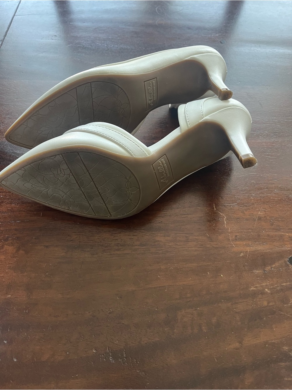 Abella White Pointed-Toe Mid-Heel Pumps - Picture 4 of 5